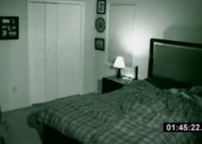 Attività paranormali Coppia si filma mentre dorme