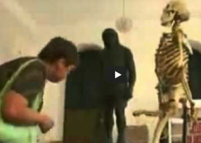 video scheletro erezione divertente